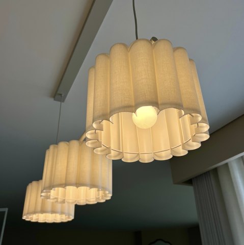 Drie lampen met geplooide kappen