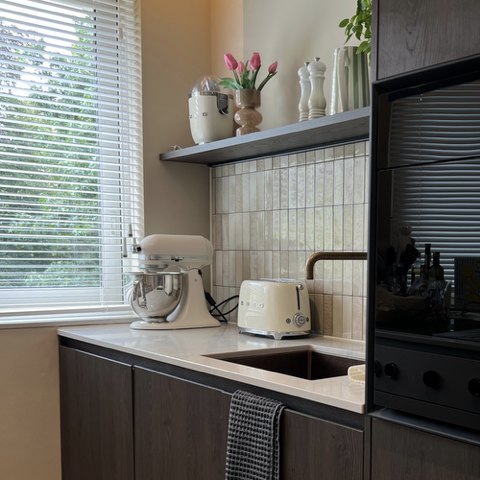 Keuken met tulpen op de plank