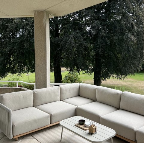 Overdekt terras met een lichte loungebank